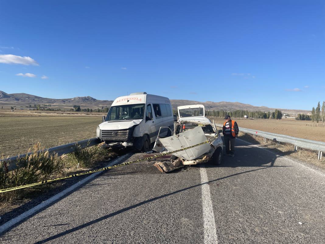 Yolcu minibüsü ile otomobil çarpıştı! Ölü ve yaralılar var 3